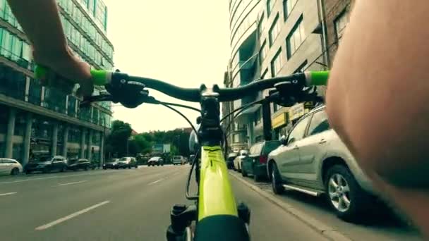 WARSAW, POLONIA - 18 de julio de 2017. POV disparo de un hombre en bicicleta para trabajar a lo largo de la calle en el centro de la ciudad — Vídeos de Stock