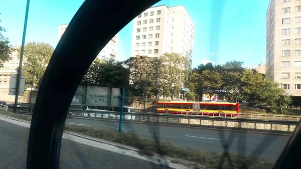 WARSAW, POLONIA - 18 de julio de 2017. Ciudad tráfico de la calle como se ve detrás de la rueda de bicicleta giratoria — Foto de Stock