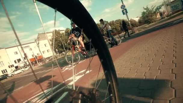 WARSAW, POLOGNE - 18 JUILLET 2017. Circulation urbaine et rotation des roues de vélo close-up — Video