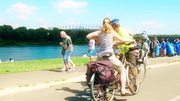 Warsaw, Polen - 9 juli 2017. Overvolle Vistula embankment op een zomervakantie — Stockvideo