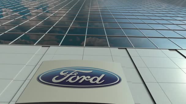 Вивісок ради з логотипом Форд Мотор Компані. Сучасні Офісні будівлі Уповільнена зйомка фасаду. Редакційні 3d-рендерінг — стокове відео