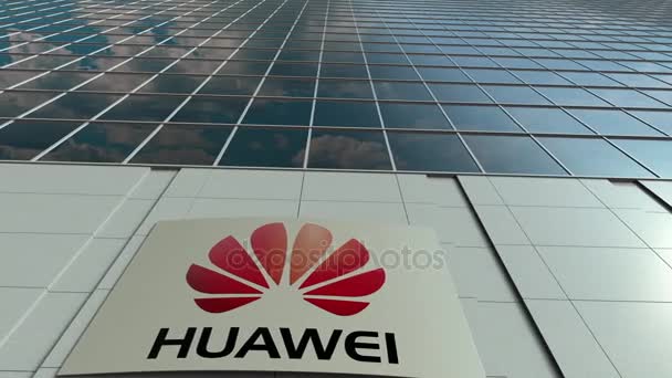 Рекламний щит вивісок Huawei логотип. Сучасні Офісні будівлі Уповільнена зйомка фасаду. Редакційні 3d-рендерінг — стокове відео