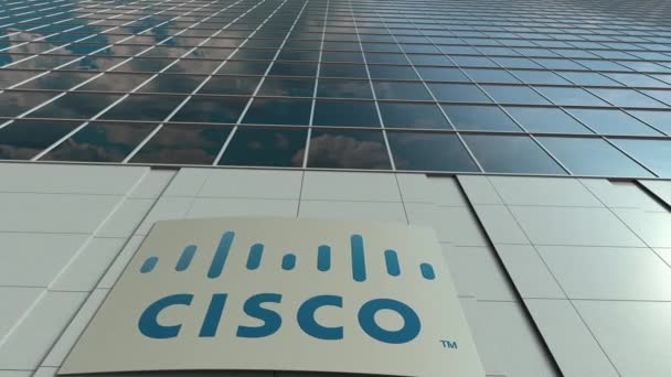 Tablero de señalización con logotipo de Cisco Systems. Moderno edificio de oficinas fachada time lapse. Representación Editorial 3D — Vídeo de stock
