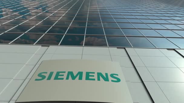 Placa de sinalização com logotipo Siemens. Moderno escritório edifício fachada lapso de tempo. Renderização 3D editorial — Vídeo de Stock