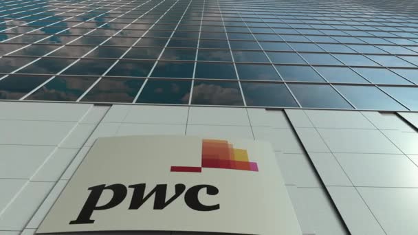 Panneau de signalisation avec logo PricewaterhouseCoopers PwC. Immeuble de bureaux moderne façade time lapse. Editorial rendu 3D — Video