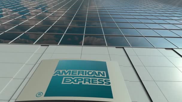 アメリカン ・ エキスプレスのロゴと看板ボード。近代的なオフィスビルのファサードの時間経過。3 d レンダリングの社説 — ストック動画