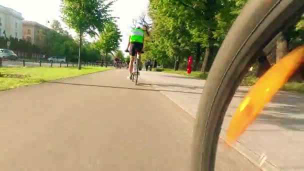 Varšava, Polsko - 18. července 2017. Pohled na kolo přední kolo. Cyklista pohybující se rychle podél městské kolo silniční — Stock video