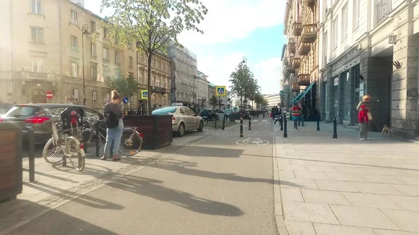 Warszawa, Polen - 18 juli 2017. Cyklist Pov skott av en större gatan sett från cykelvägen — Stockfoto