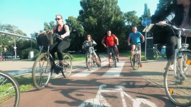 WARSAW, POLOGNE - 18 JUILLET 2017. Cyclistes au passage piétonnier de la ville — Video