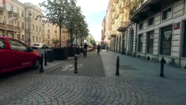 Warszawa, Polen - 18 juli 2017. Cyklist Pov skott av en större gatan sett från cykelvägen — Stockvideo