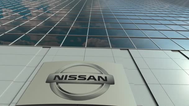 Placa de sinalização com logotipo Nissan. Moderno escritório edifício fachada lapso de tempo. Renderização 3D editorial — Vídeo de Stock