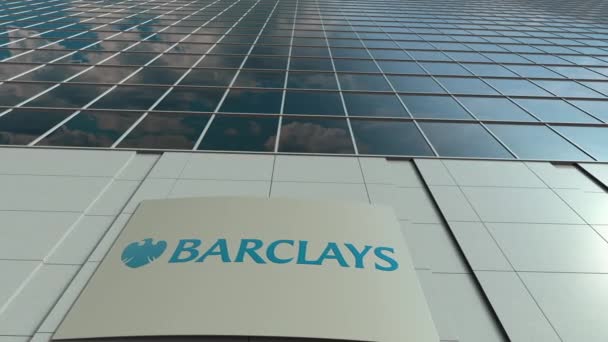 Jelzések fórumon Barclays logóval. Modern irodaház homlokzat idő telik el. Szerkesztői 3d-leképezés — Stock videók