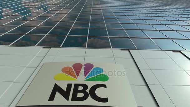 Skiltbord med NBCs logo. Moderne kontorbygg fasader tid går ut. Redaksjonell 3D-gjengivelse – stockvideo