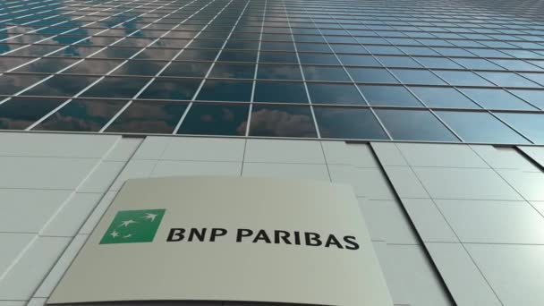 Вывеска с логотипом BNP Paribas. Прошло время фасада современного офисного здания. Редакционная 3D рендеринг — стоковое видео