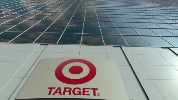 Tablero de señalización con logo de Target Corporation. Moderno edificio de oficinas fachada time lapse. Representación Editorial 3D — Vídeo de stock