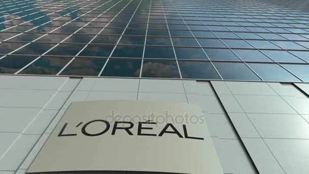 Schildertafel mit Loreal-Logo. moderne Bürogebäude Fassade Zeitraffer. redaktionelles 3D-Rendering — Stockvideo