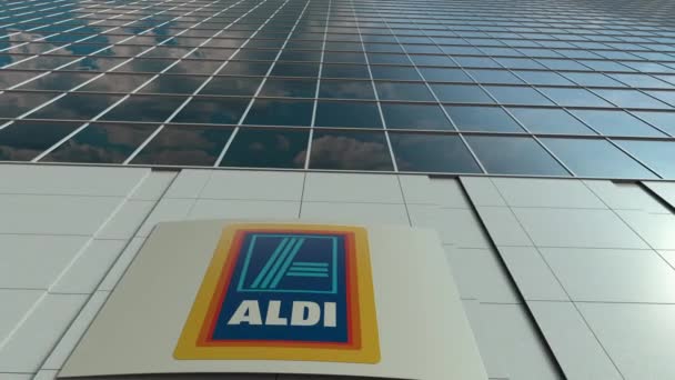Panneau de signalisation avec logo Aldi. Immeuble de bureaux moderne façade time lapse. Editorial rendu 3D — Video