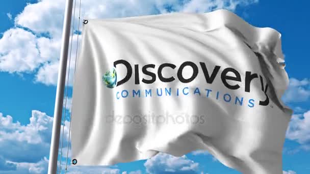Bandera ondeando con el logotipo de Discovery Communications. Animación editorial 4K — Vídeo de stock