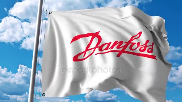 Bandiera sventolante con logo Danfoss Power Solutions. Animazione editoriale 4K — Video Stock