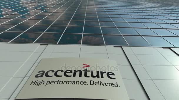 Panneau de signalisation avec logo Accenture. Immeuble de bureaux moderne façade time lapse. Editorial rendu 3D — Video