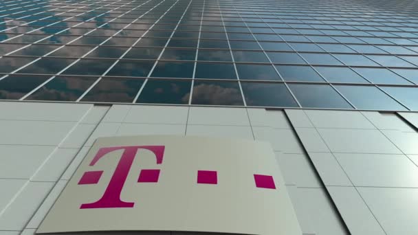 T-Mobile logó Signage fórumon. Modern irodaház homlokzat idő telik el. Szerkesztői 3d-leképezés — Stock videók