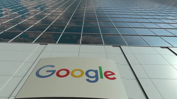 Tablero de señalización con logotipo de Google. Moderno edificio de oficinas fachada time lapse. Representación Editorial 3D — Vídeo de stock