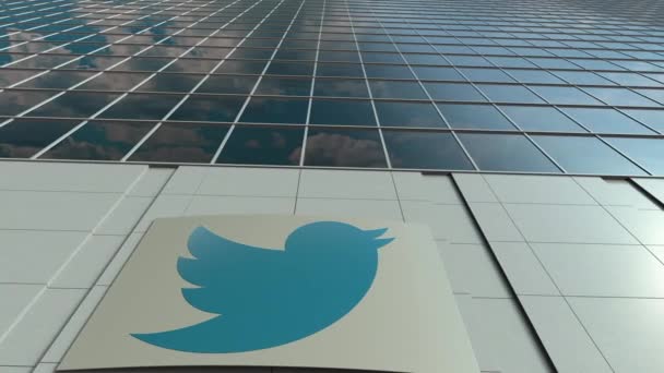 Возрастная доска с логотипом Twitter, Inc. Прошло время фасада современного офисного здания. Редакционная 3D рендеринг — стоковое видео