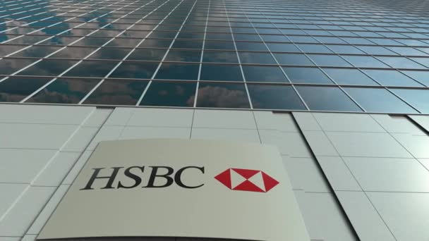 Skiltbord med HSBC-logo. Moderne kontorbygg fasader tid går ut. Redaksjonell 3D-gjengivelse – stockvideo