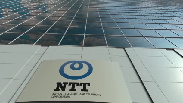 Papan nama dengan logo Nippon Telegraph and Telephone Corporation NTT. Bangunan perkantoran modern, selang waktu. Perenderan 3D Editorial — Stok Video