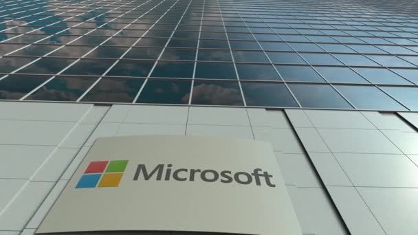Jelzések kártya Microsoft embléma. Modern irodaház homlokzat idő telik el. Szerkesztői 3d-leképezés — Stock videók
