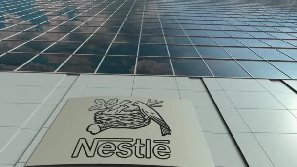 Panneau de signalisation avec logo Nestlé. Immeuble de bureaux moderne façade time lapse. Editorial rendu 3D — Video