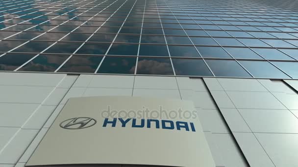 Signalisatie bord met logo van de Hyundai Motor Company. Moderne gevel time-lapse kantoorgebouw. Redactioneel 3D-rendering — Stockvideo