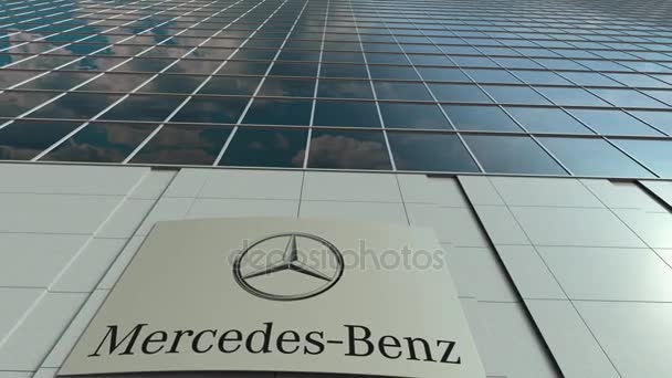 Skiltbord med Mercedes-Benz-logo. Moderne kontorbygg fasader tid går ut. Redaksjonell 3D-gjengivelse – stockvideo