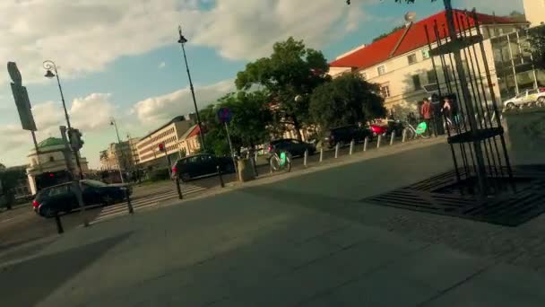 WARSAW, POLONIA - 18 LUGLIO 2017. Ciclista POV scatto della strada nel centro della città — Video Stock