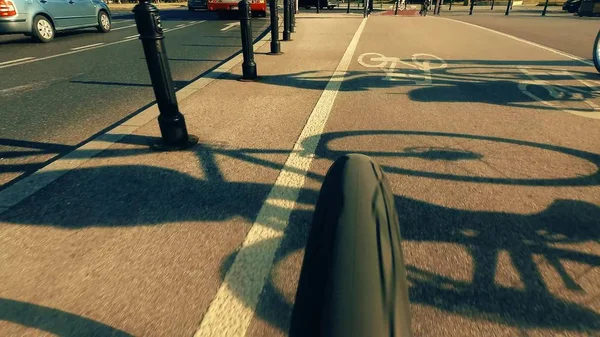 Велосипедне колесо та велосипедні тіні на міській велосипедній доріжці — стокове фото