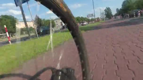 Caducidad de tiempo de una rueda de bicicleta trasera giratoria, paseo por el carril bici de la ciudad — Vídeo de stock