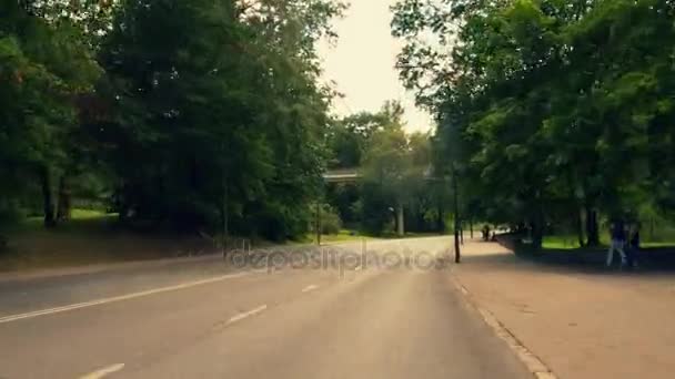Zaman atlamalı bir Avrupa şehri araba yolun bir yaz gününde — Stok video