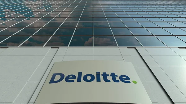 Tablero de señalización con logo Deloitte. Moderna fachada del edificio de oficinas. Representación Editorial 3D — Foto de Stock