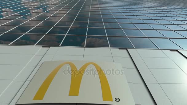 맥도날드 로고 간판 보드입니다. 현대 사무실 건물 외관 시간 경과입니다. 사설 3 차원 렌더링 — 비디오