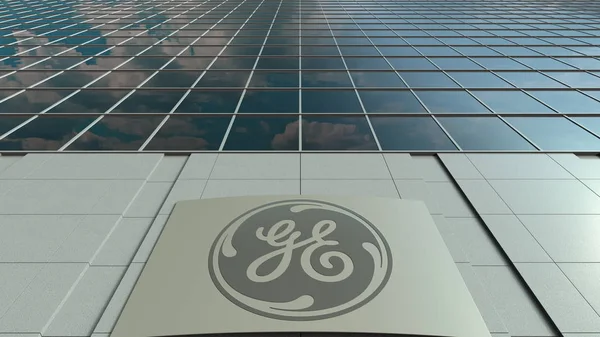 Placa de sinalização com logotipo General Electric GE. Fachada de edifício de escritório moderno. Renderização 3D editorial — Fotografia de Stock