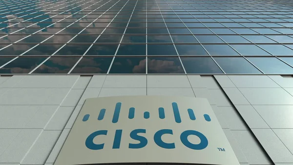 Placă de semnalizare cu logo-ul Cisco Systems. Fațada modernă a clădirii de birouri. Redarea editorială 3D — Fotografie, imagine de stoc