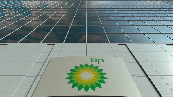 Placa de sinalização com logotipo da BP. Fachada de edifício de escritório moderno. Renderização 3D editorial — Fotografia de Stock