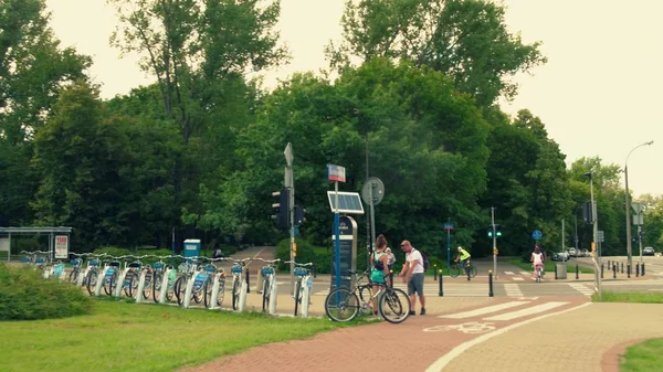 Варшава, Польща-11 липня 2017. Міський прокат велосипеда станція — стокове фото