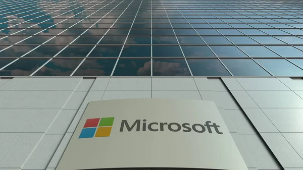 Tablero de señalización con logotipo de Microsoft. Moderna fachada del edificio de oficinas. Representación Editorial 3D — Foto de Stock