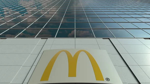 Signage deska z Mcdonalds logo. Fasada budynku nowoczesne biuro. Redakcji renderowania 3d — Zdjęcie stockowe