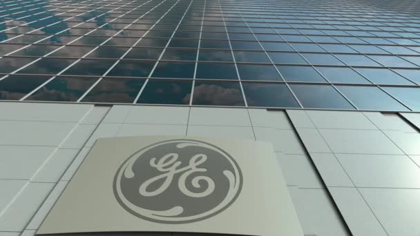 Signalisatie bord met General Electric Ge logo. Moderne gevel time-lapse kantoorgebouw. Redactioneel 3D-rendering — Stockvideo
