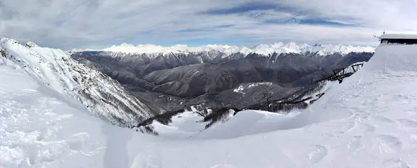 Skidlift till snöiga bergstoppar. Sydda Panorama skott — Stockfoto