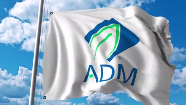 Размахиваю флагом с логотипом Арчера Дэниелса Мидленда. Редакция 4K — стоковое видео
