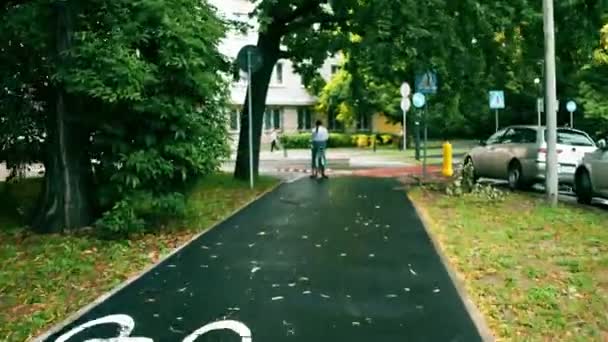 POV tiro de ciclismo ao longo da estrada de bicicleta urbana na cidade — Vídeo de Stock