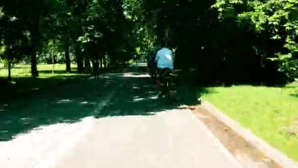 市内の自転車道サイクリングの人の時間の経過 — ストック動画